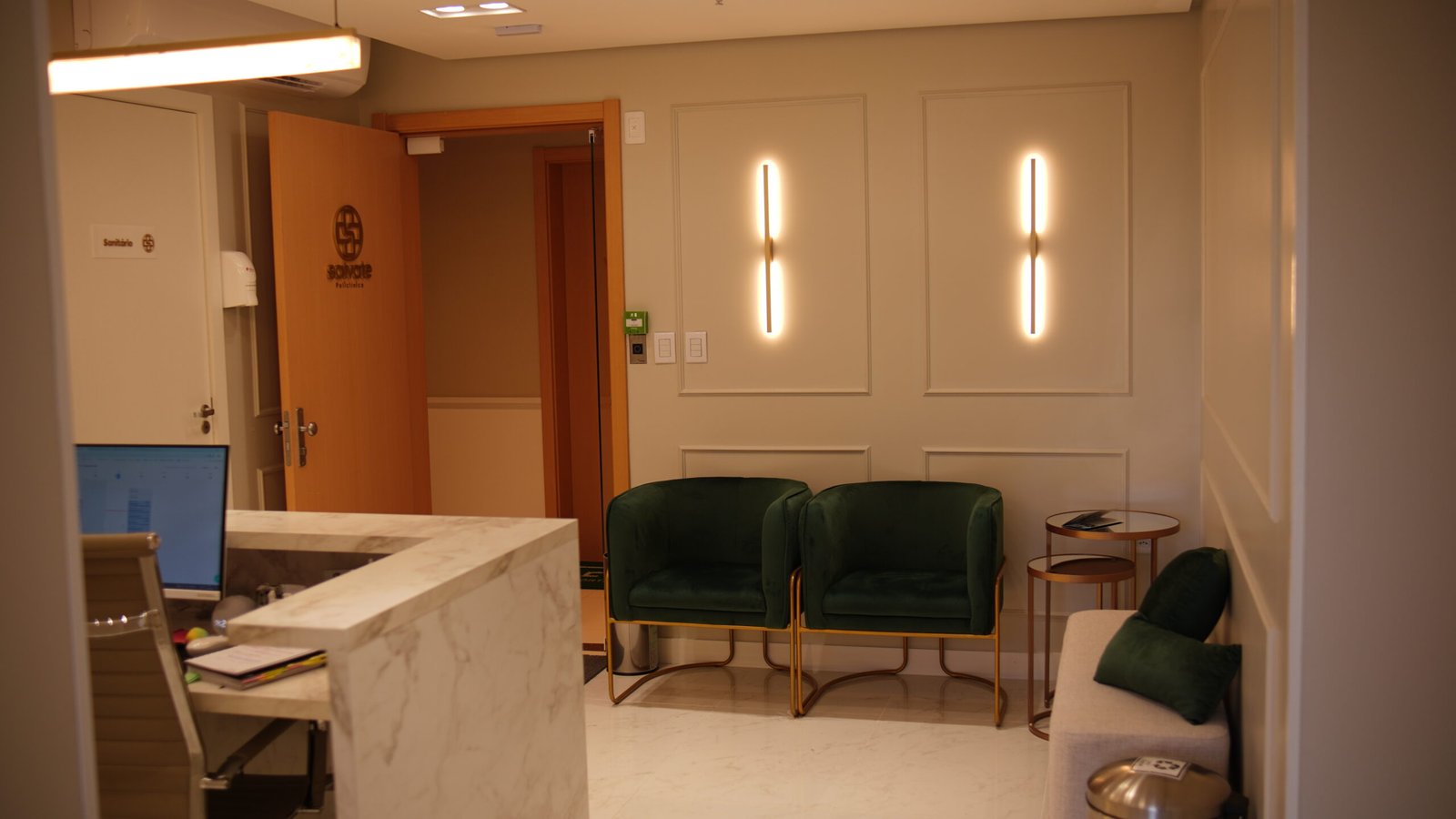 Recepção e sala de espera da Policlínica Salvate